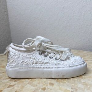 Kids White Lace Sneakers kid’s size 29 (toddler 5)